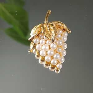 Gorgeous Vintage Signed Trifari Grape Cluster Pin/Brooch